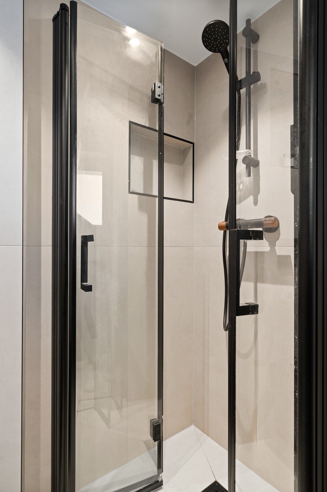 Her er det dusjhjørne med glassdører og elektrisk varme i gulvet for komfort. Galleribilde