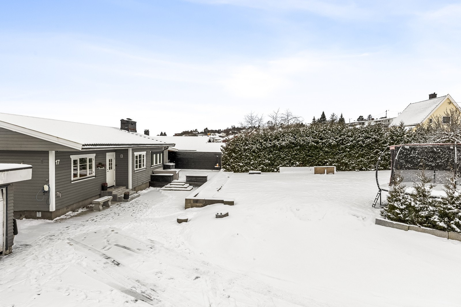 Eiendommen har en stor eiet tomt på over 1,6 mål Galleribilde