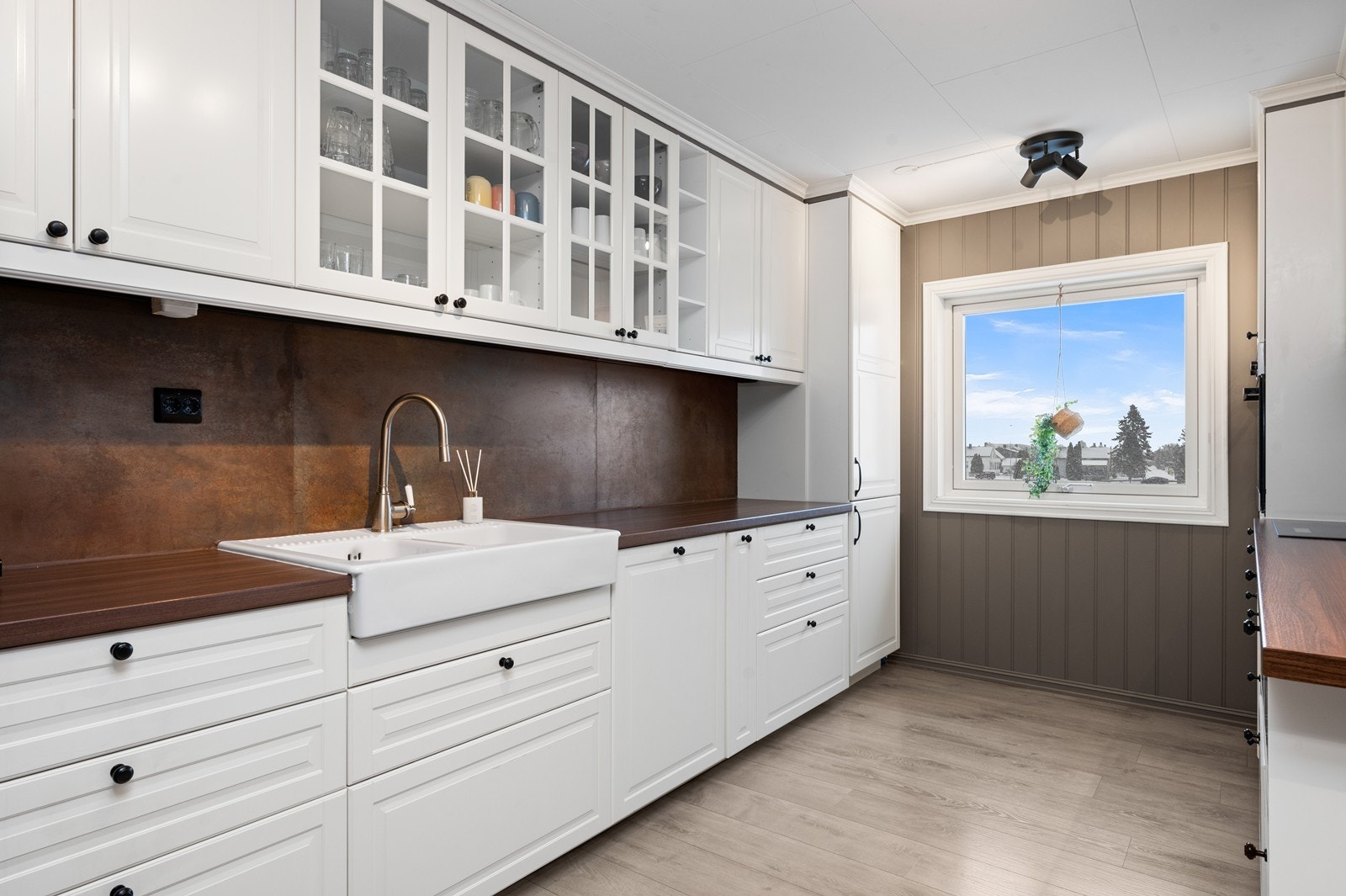 Kjøkkenet er utstyrt med integrerte hvitevarer og laminatbenkeplate. Galleribilde