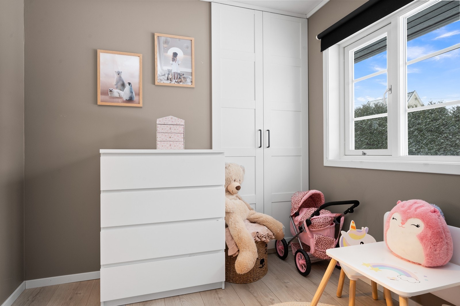 Rommet har plass til både seng og garderobeskap. Galleribilde