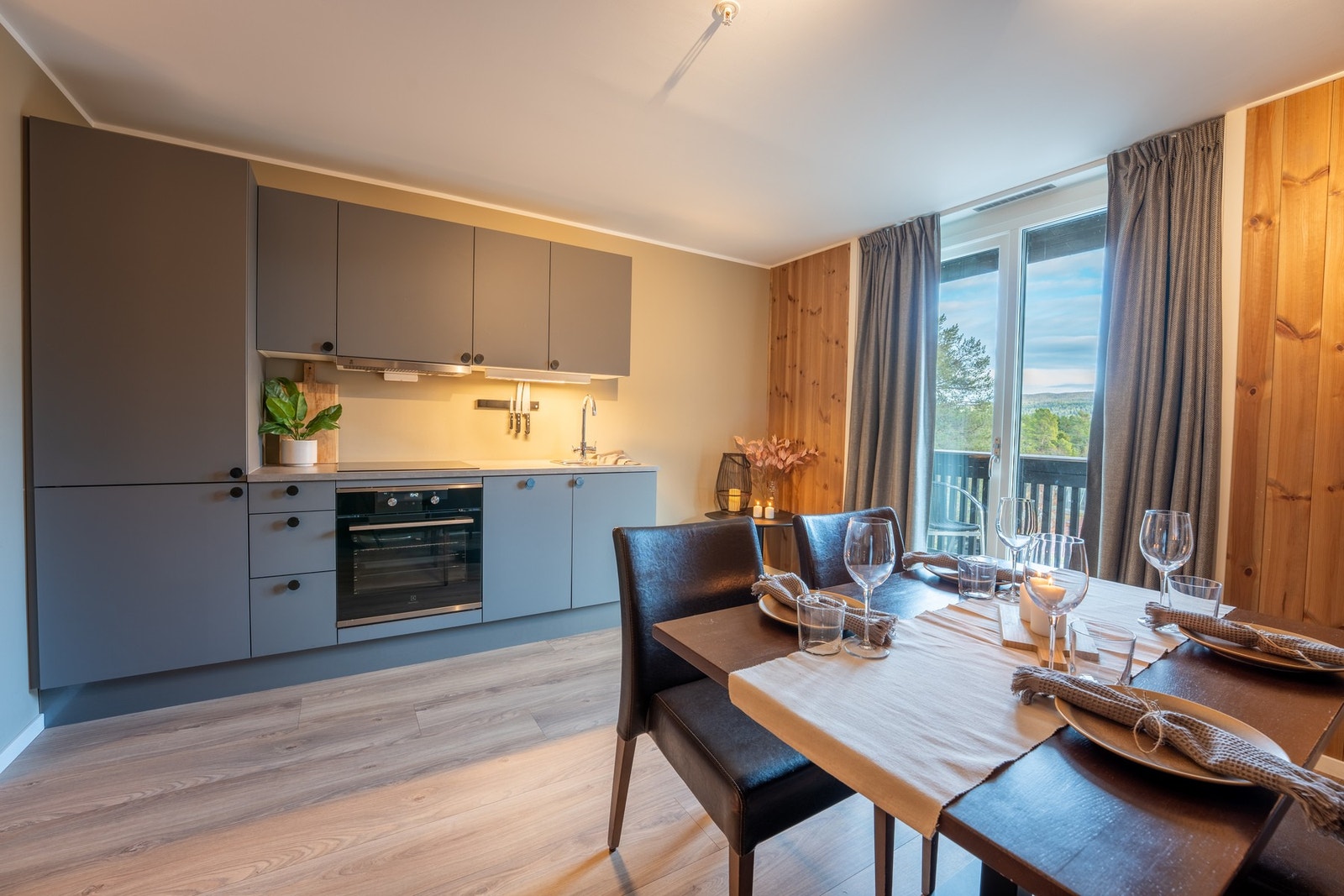 Kjøkkenet er utstyrt med integrert oppvaskmaskin, stekeovn, koketopp og kjøl/frys Galleribilde