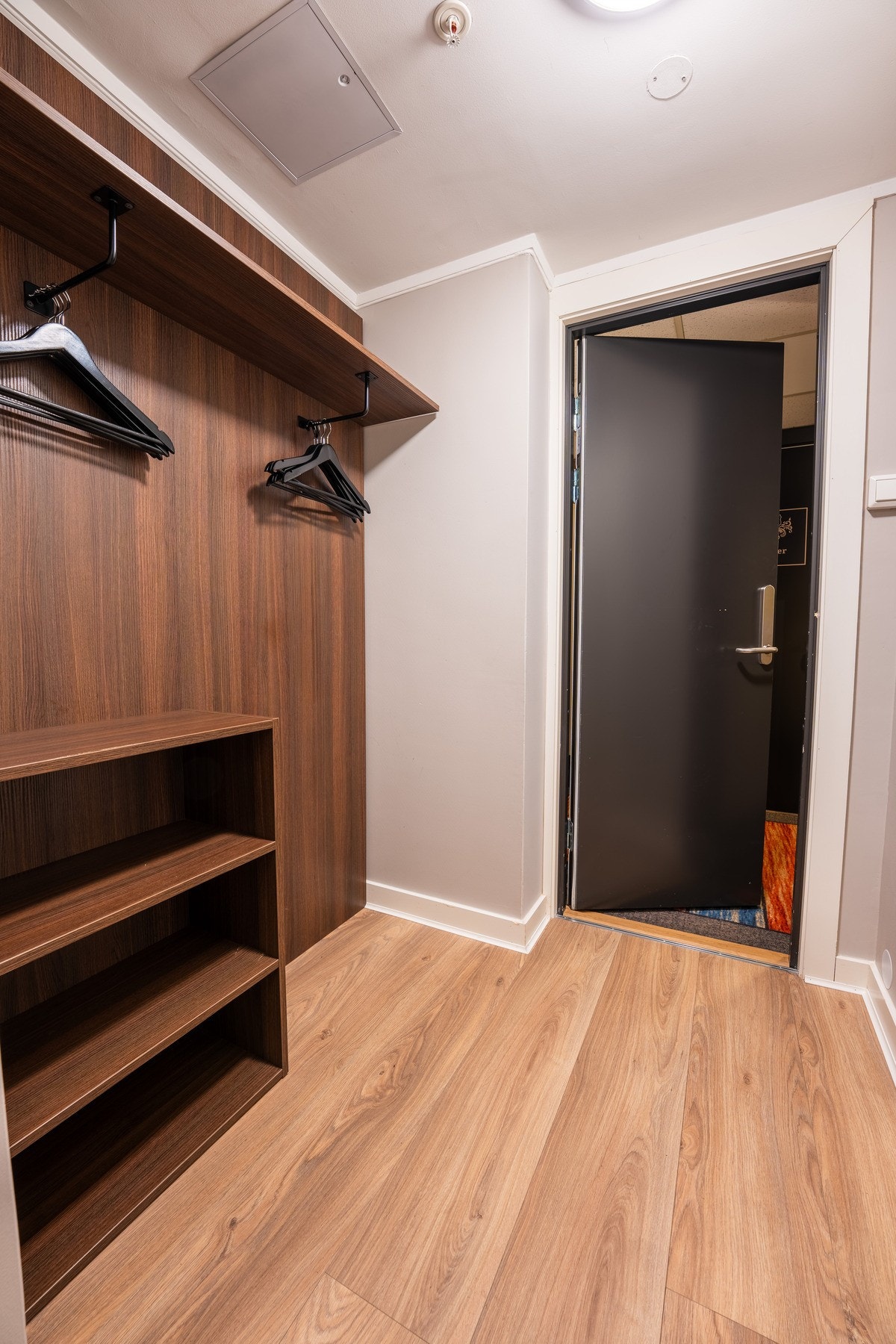 Romslig gang med plass til yttertøy Galleribilde