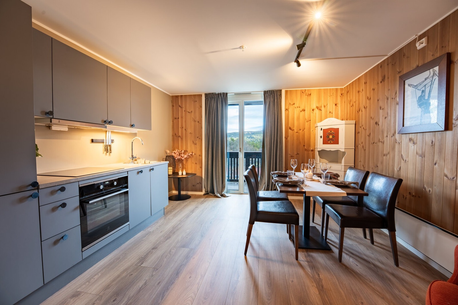 Stue/kjøkken i 311, med utgang til 9,5m2 terrasse Galleribilde