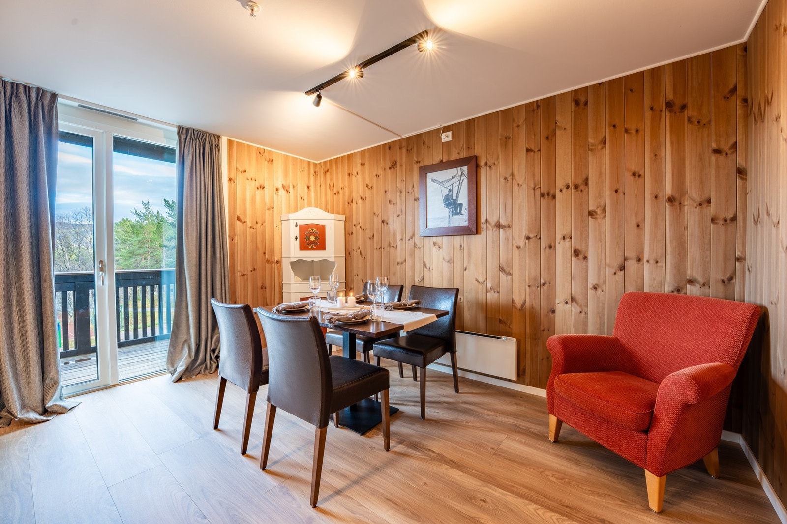 Store vindusflater gir godt lys til spiseplassen Galleribilde