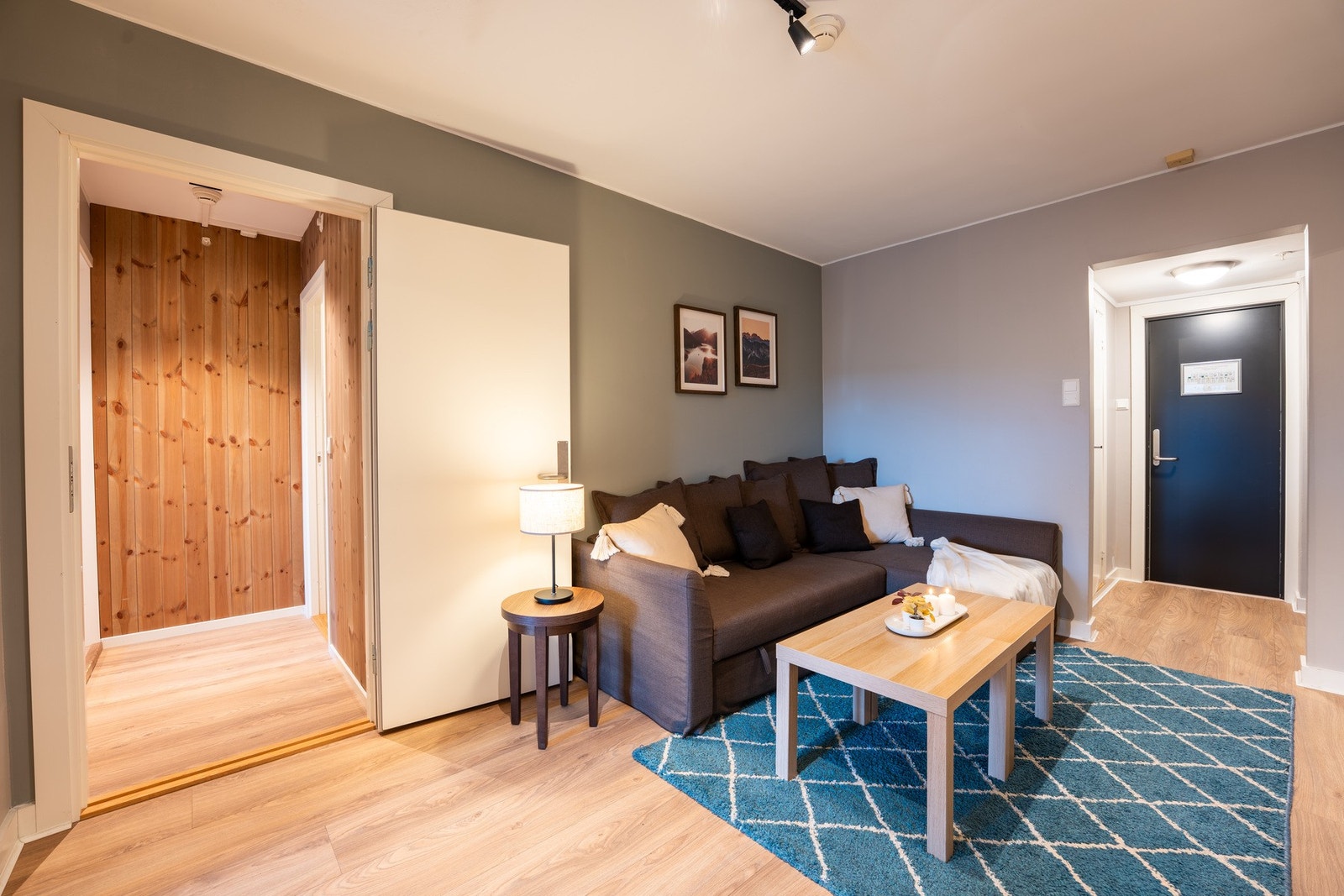 Hyggelig sofakrok med åpen forbindelse til kjøkken og spisestue. Dør til 310-delen. Galleribilde