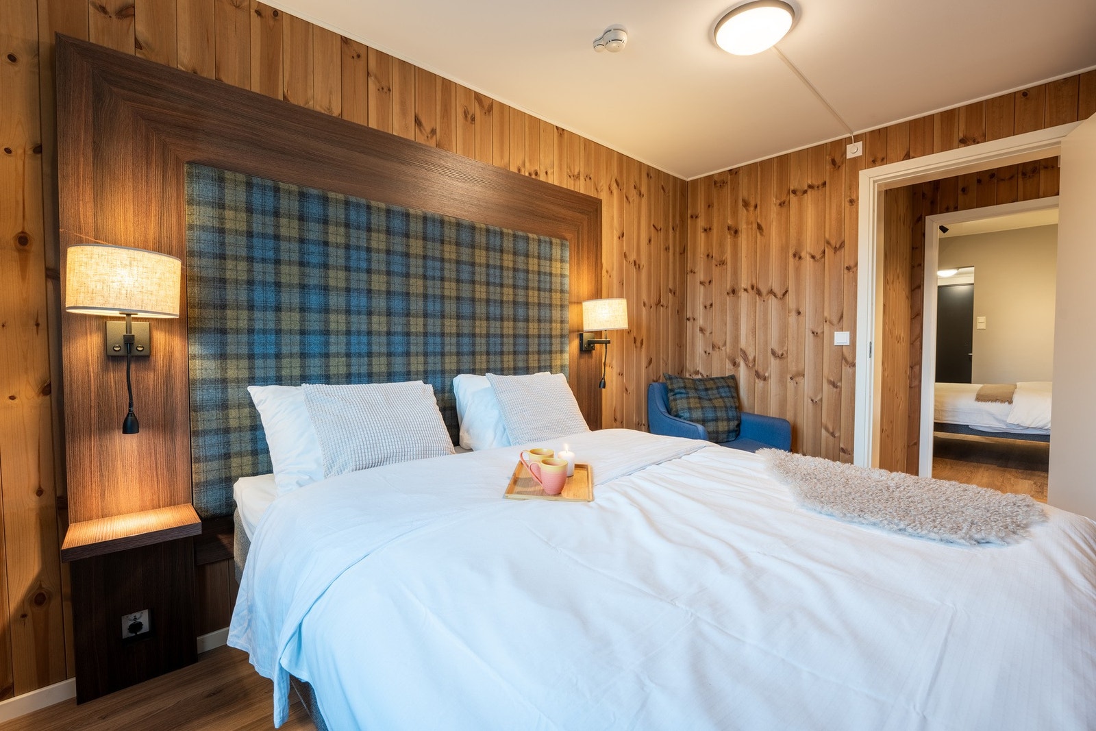 Behagelig soverom i lune fargetoner Galleribilde