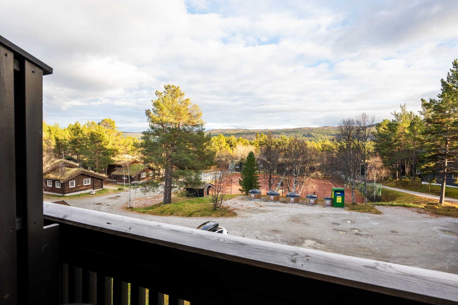 Parkering for en bil på fellesområde. Elbillading kan avtales med sameiet Galleribilde