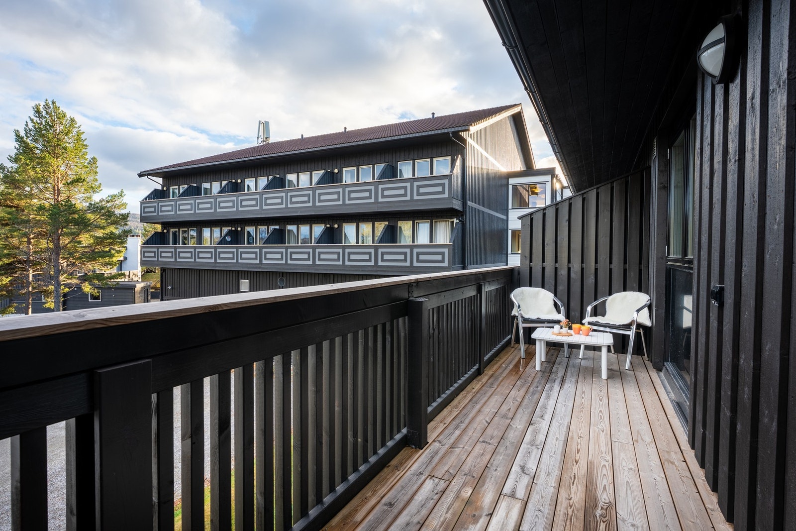 Romslig terrasse med morgen- og vintersol. Galleribilde