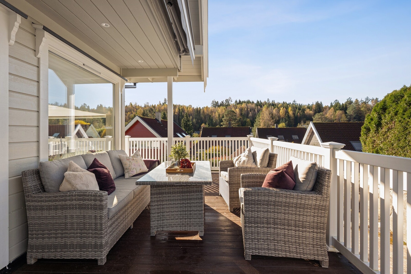 Videre er det adkomst til flere terrasser rundt boligen, som gir gode solforhold gjennom dagen. Galleribilde