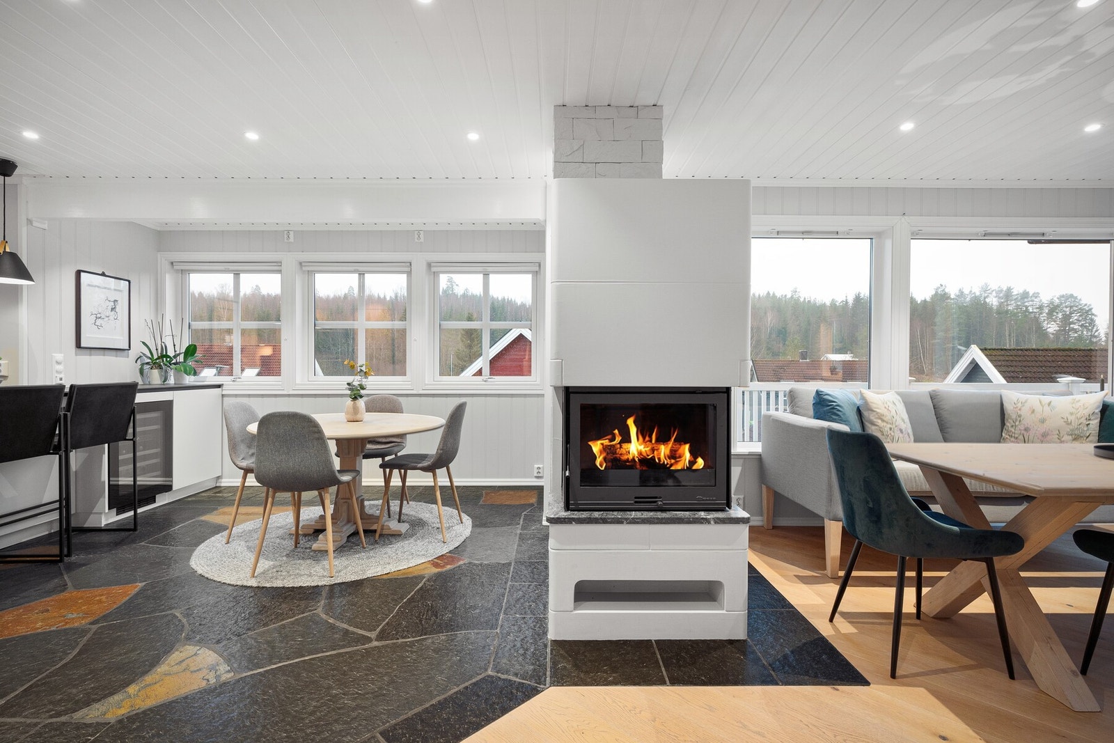 God skap- og benkeplass gir fine arbeidsforhold, og kjøkkenet har god plass til spisebord ved vinduene. Galleribilde