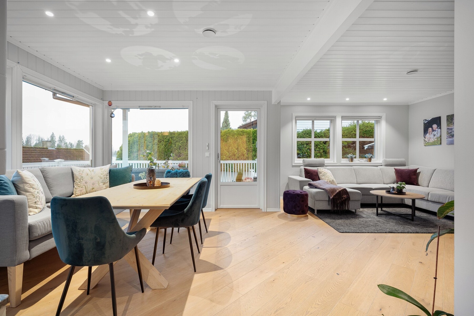 Store vindusflater gir rikelig med naturlig lys og fin kontakt med uteområdene. Galleribilde