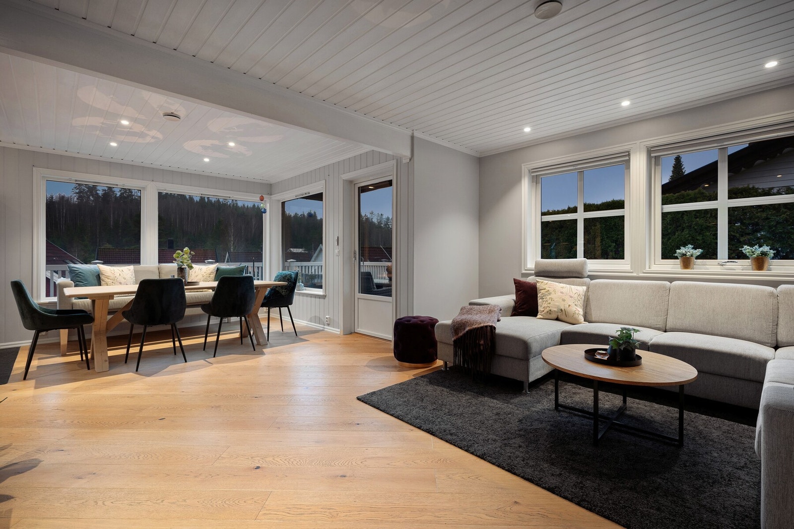 Boligens hovedstue ligger i 1. etasje og fremstår som lys, romslig og svært innbydende. Galleribilde