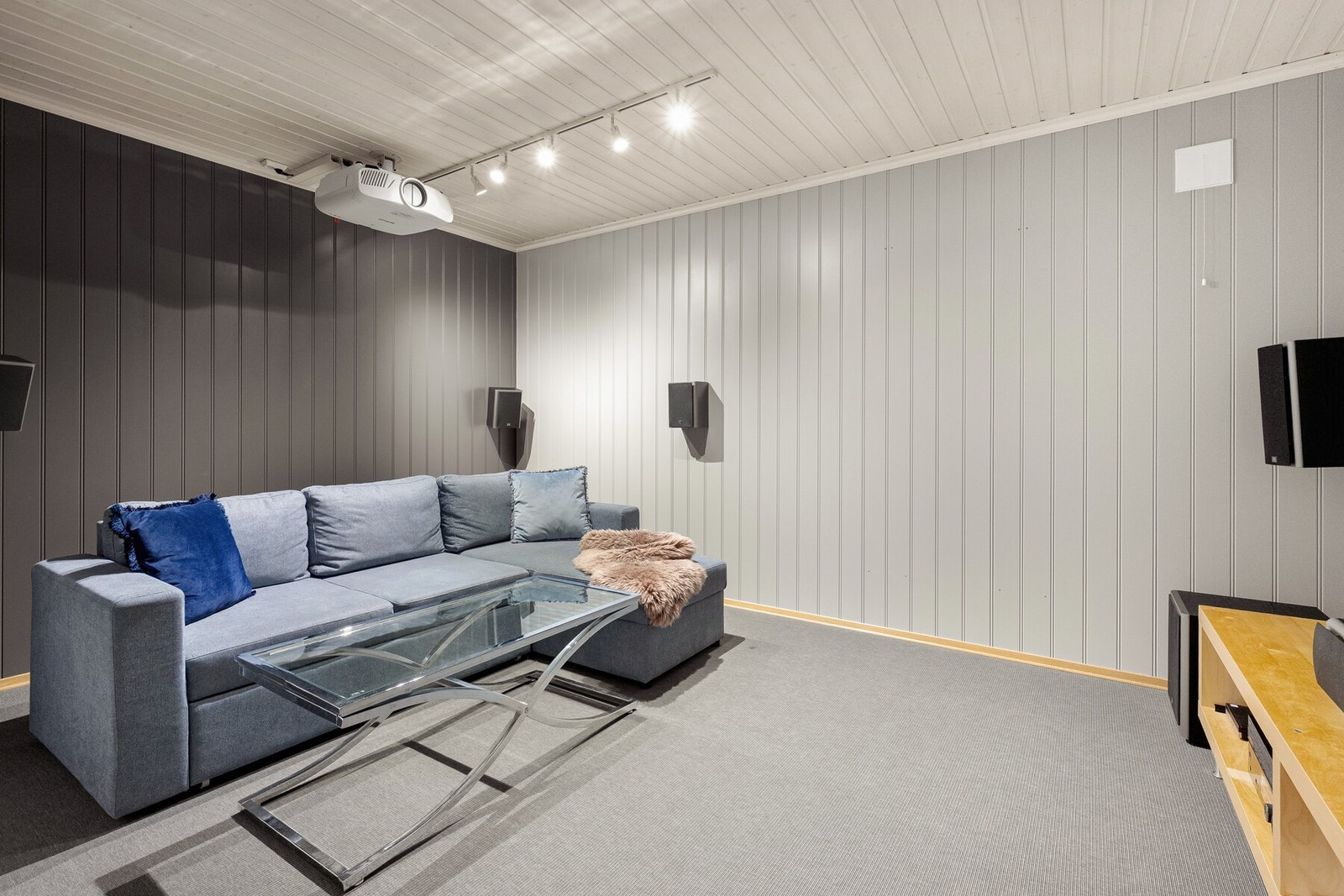 Rommet har vegg-til-vegg-teppe og god plass til sofagruppe. Galleribilde