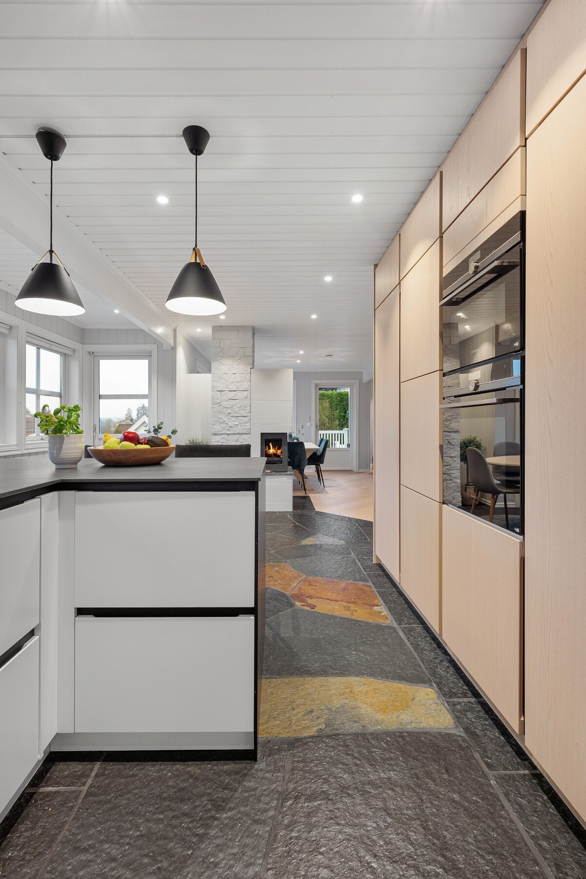 Innredningen har glatte fronter og keramisk benkeplate, og fremstår moderne og funksjonell. Galleribilde