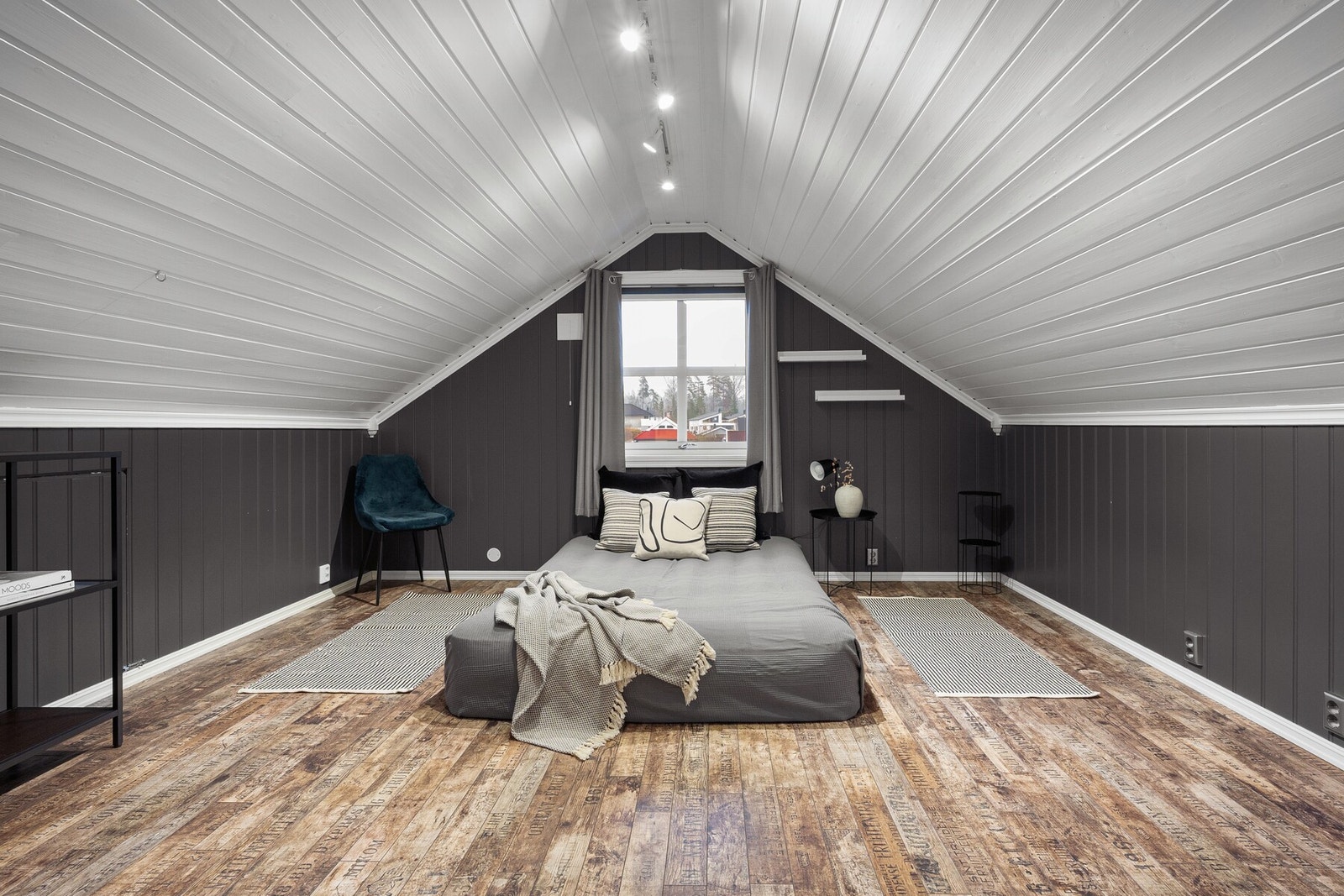 Loftet består av gang og to soverom. Galleribilde