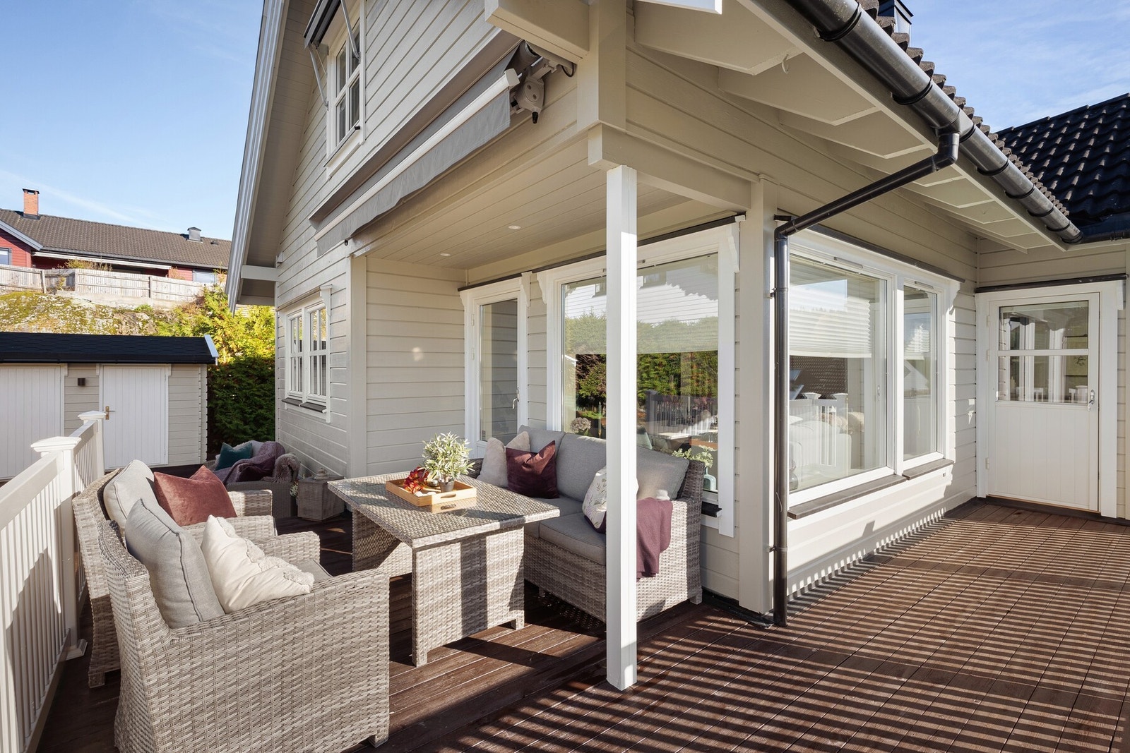 Fra stue og kjøkken i 1. etasje er det utgang til en romslig veranda med god plass til sittegrupper. Galleribilde