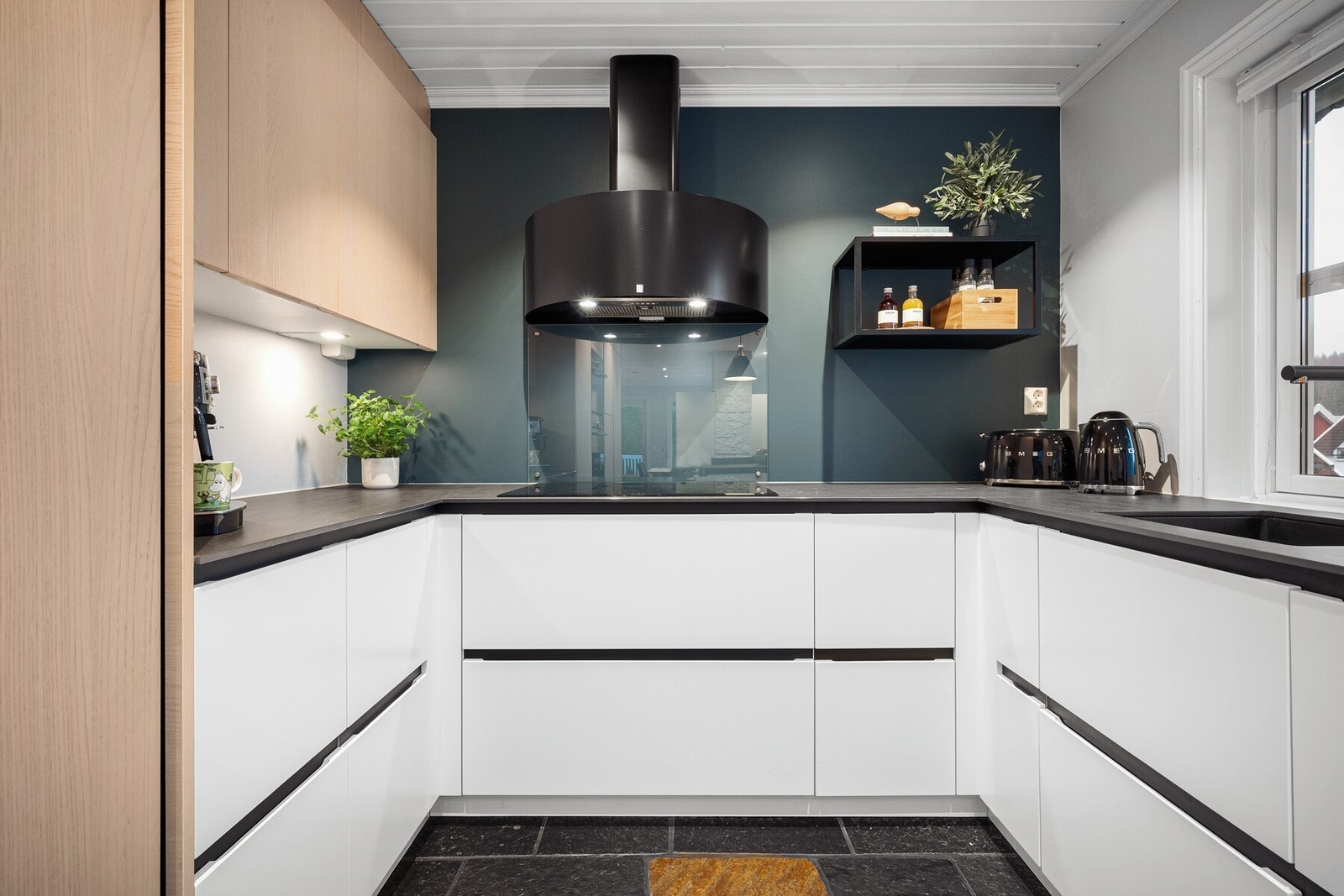 Kjøkkenet er delvis åpent mot stue og spisestue, oppgradert med ny innredning og hvitevarer i 2019. Galleribilde