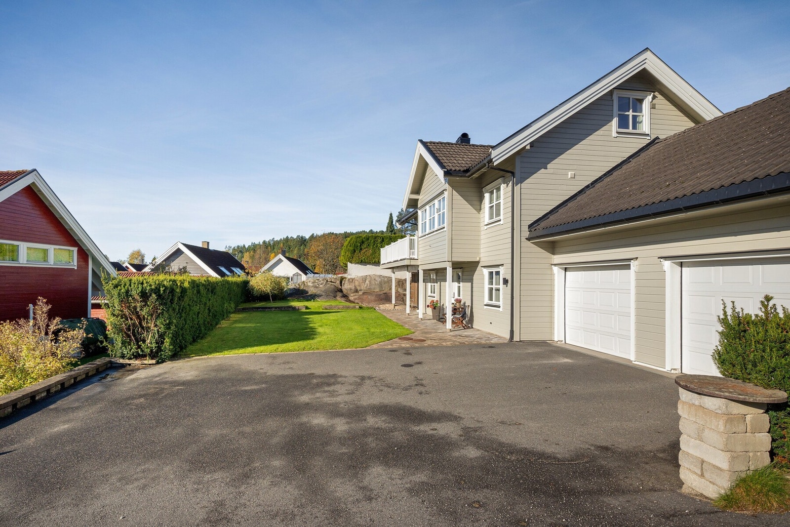 Tomten er pent opparbeidet med gressplen, beplantning og asfaltert gårdsplass med gode parkeringsmuligheter. Galleribilde