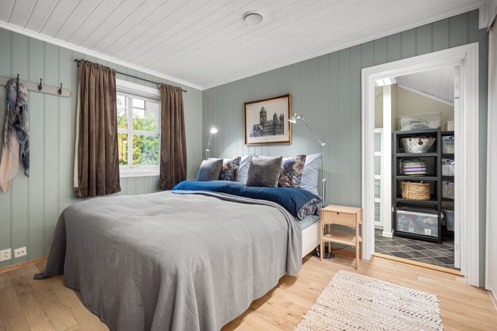 Boligens hovedsoverom har en god og rolig beliggenhet i 1. etasje og fremstår romslig og innbydende. Galleribilde