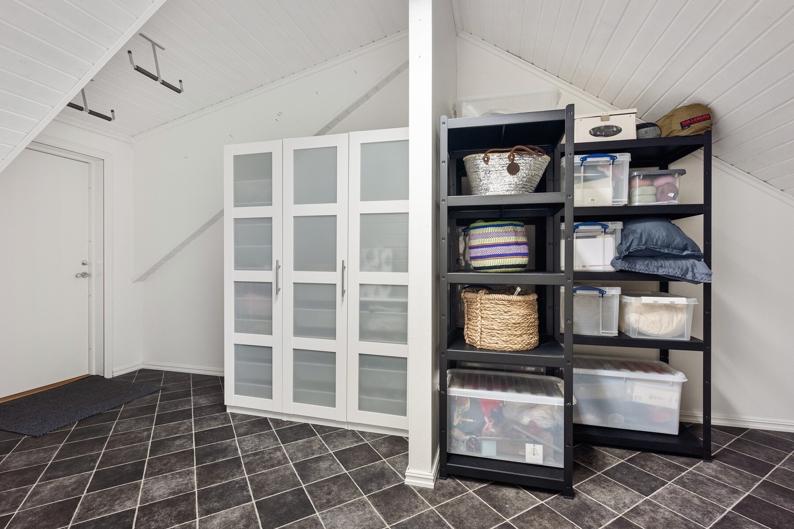 Stor, innendørs bod med lagringsplass og egen utgangsdør. Tilgang også fra hovedsoverom. Galleribilde