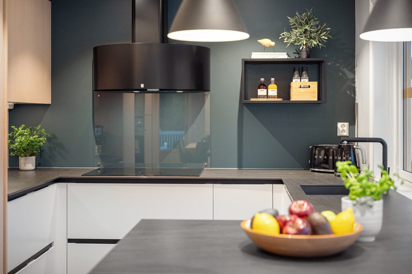 Kjøkkenet er utstyrt med integrerte hvitevarer, herunder induksjonstopp, stekeovn, mikro/stekeovn, oppvaskmaskin, kjøleskap og vinskap. Galleribilde