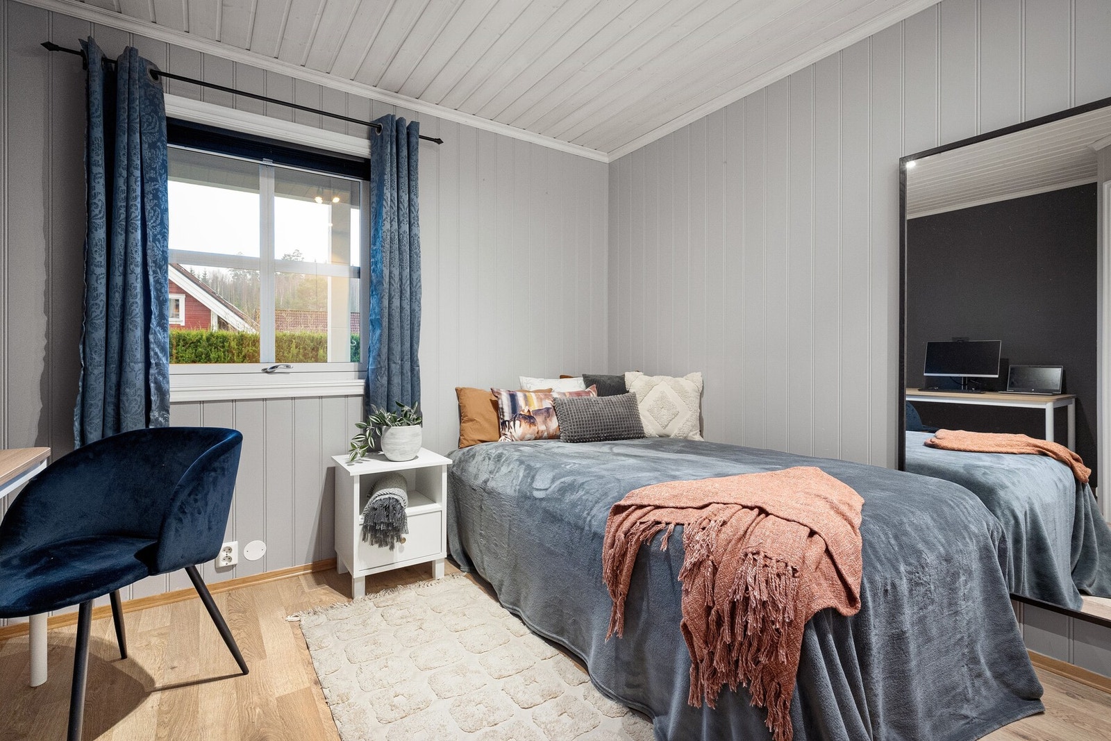 Videre inneholder underetasjen to soverom av god størrelse, begge med vinduer, og plass til dobbeltseng. Galleribilde