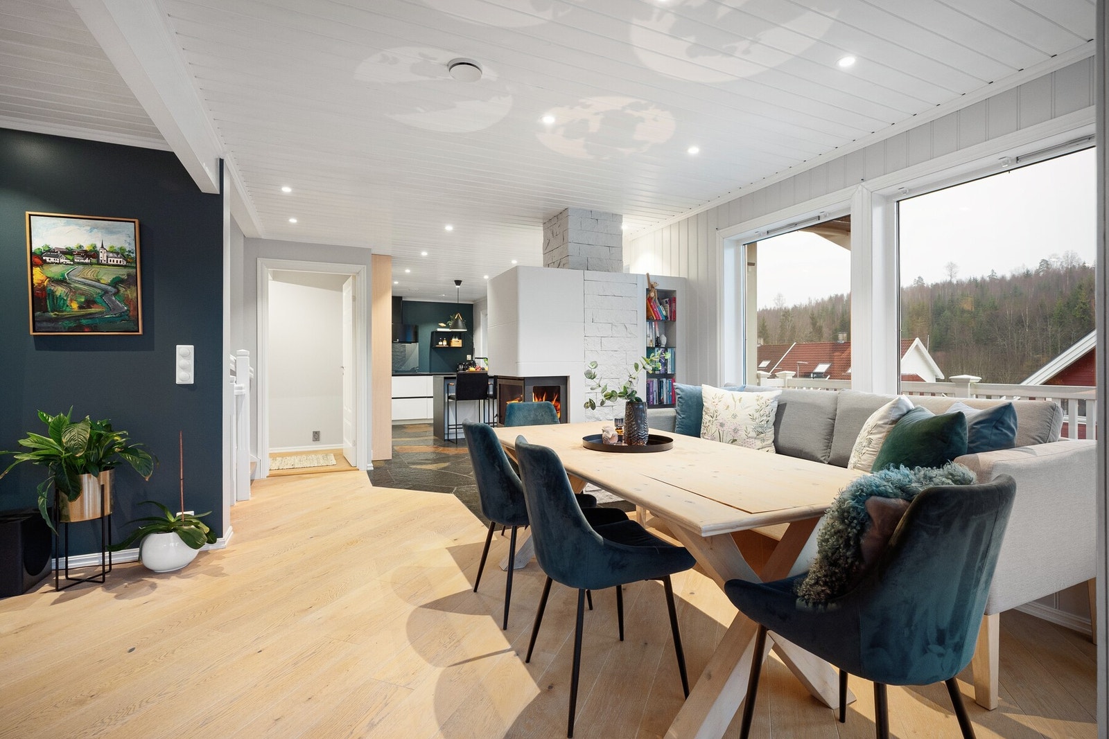 Spisestuen ligger i åpen løsning mot stue og kjøkken, med store vinduer på flere sider og utgang til veranda. Galleribilde