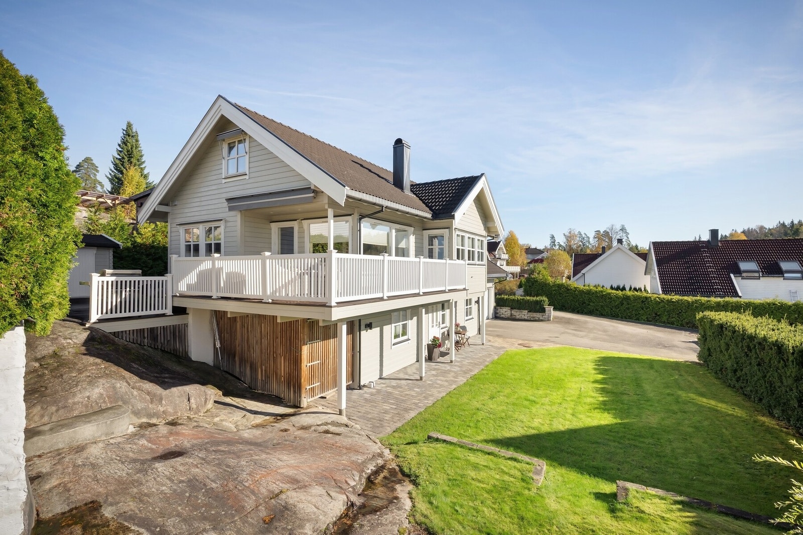 Eiendommen har flotte og koselige uteområder. Galleribilde