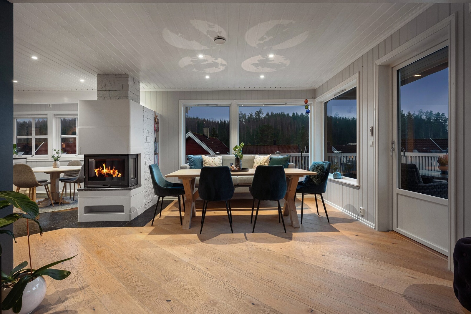 Peisovner gir lun stemning, og store vindusflater slipper inn rikelig med dagslys. Galleribilde