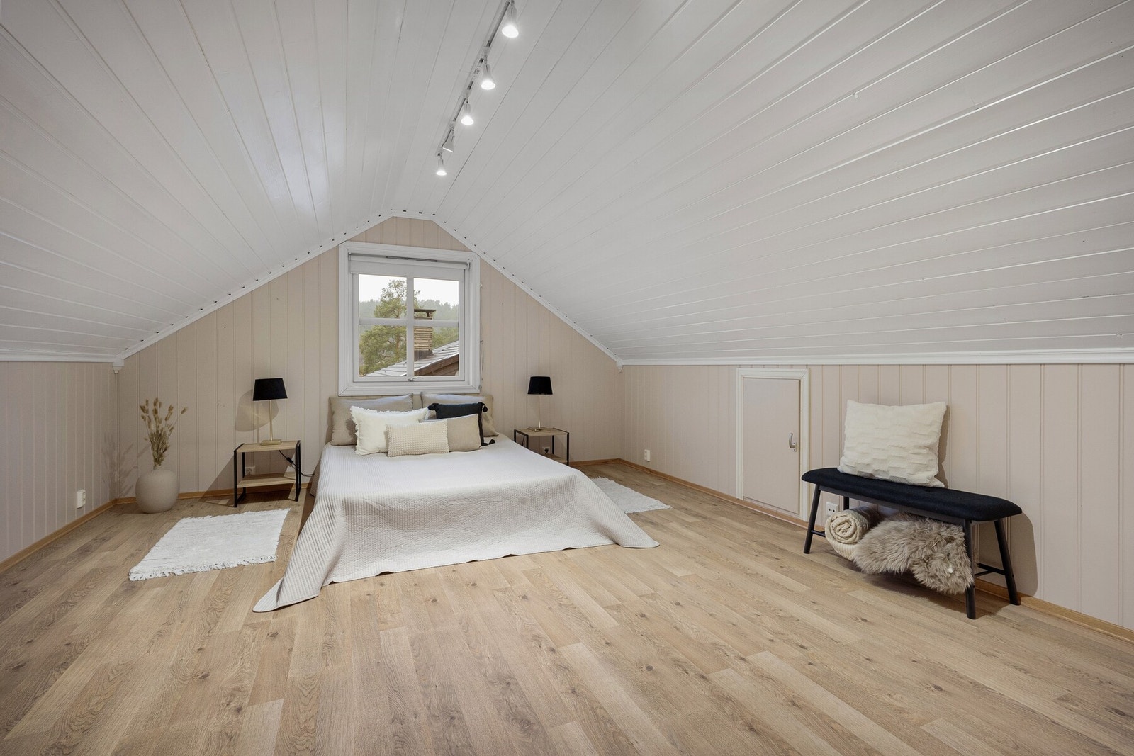 Rommene har hyggelig atmosfære og egner seg godt som soverom, kontor eller hobbyrom. Galleribilde