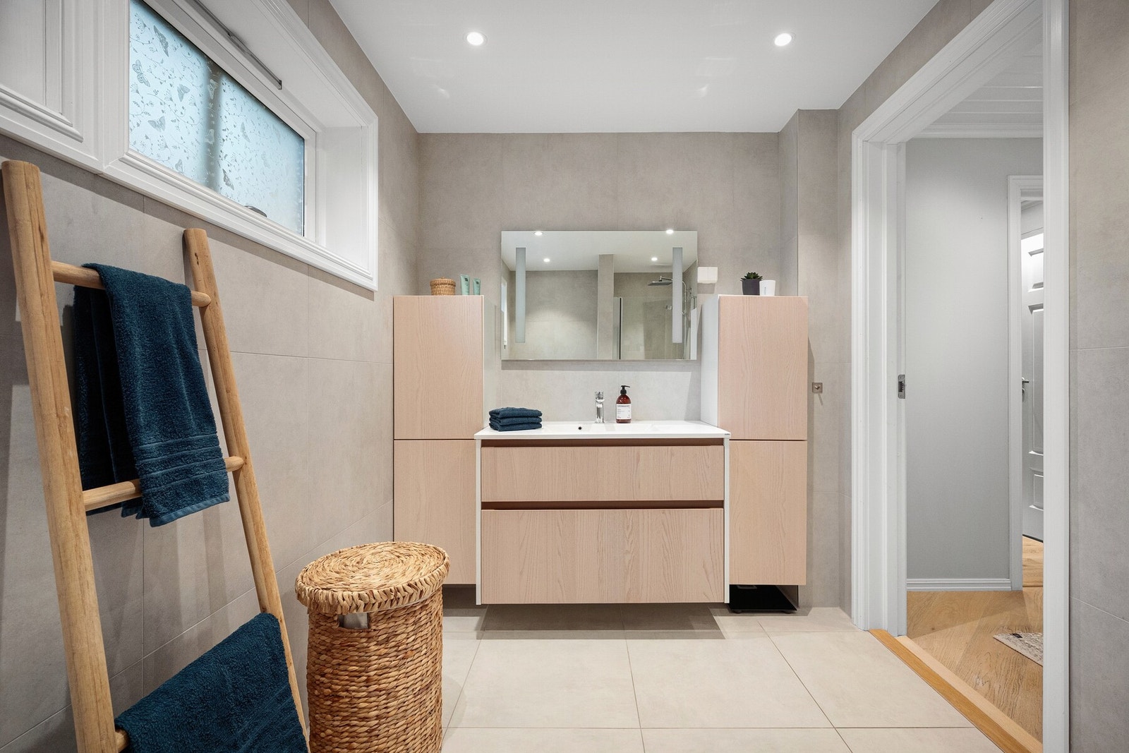 Rommet har flislagt gulv med gulvvarme og flislagte vegger. Galleribilde