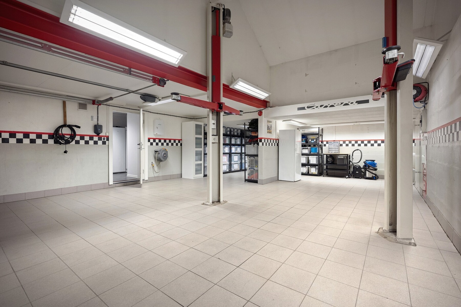 Garasjen svært funksjonell også for de som ikke har bil som hobby, med god plass til sykler, barnevogner, sportsutstyr og lagring, samt komfortable arbeidsforhold året rundt. Galleribilde