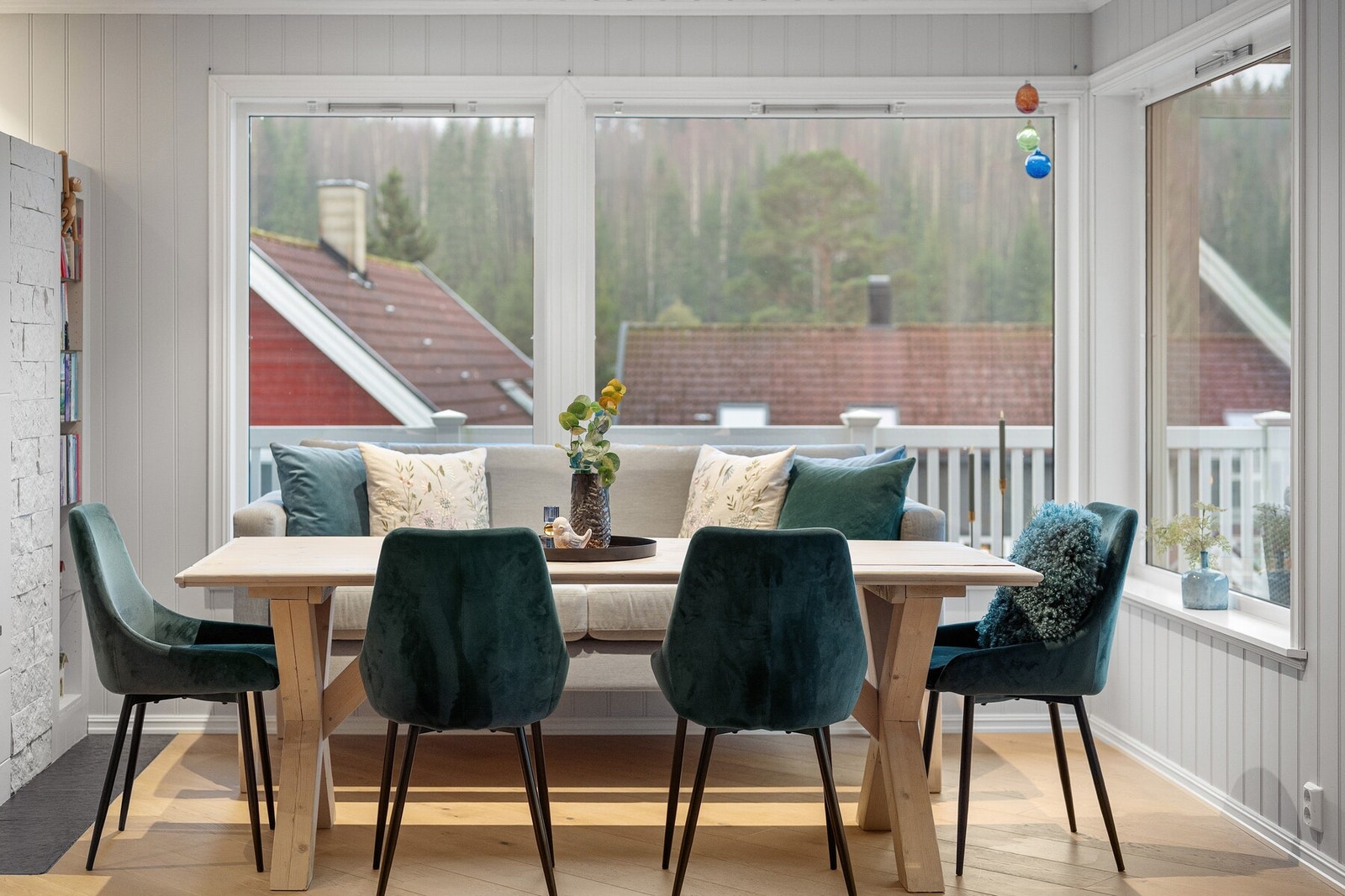 Her er det god plass til langbord, og rommet egner seg utmerket både til hverdagsbruk og sosiale sammenkomster. Galleribilde