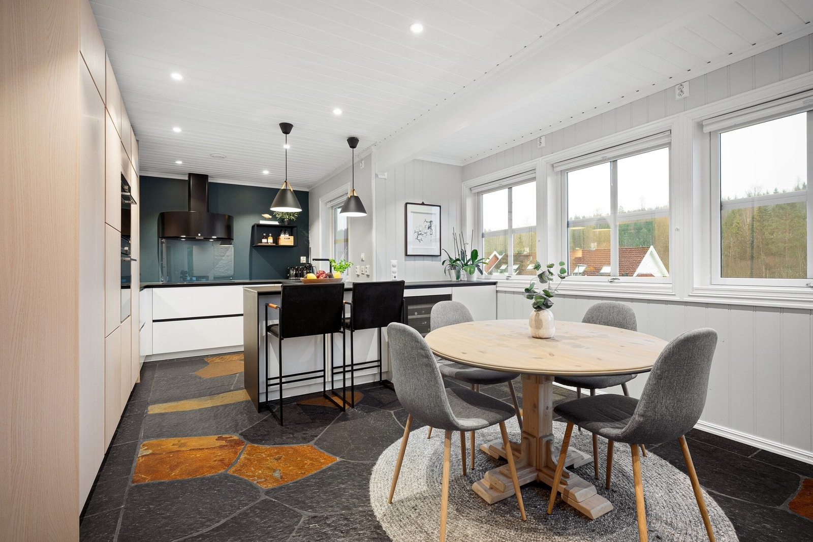 Kjøkkenet ble oppgradert i 2019 med ny innredning og hvitevarer og fremstår moderne og funksjonelt i tilknytning til stue og spisestue. Galleribilde