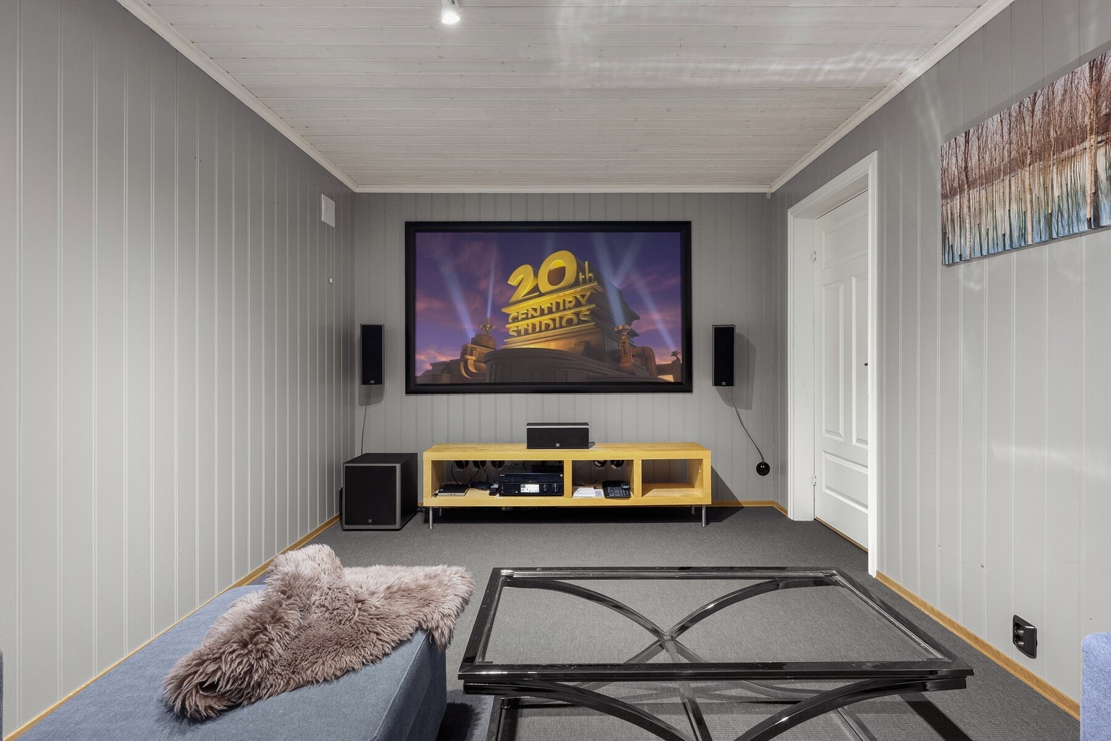 Underetasjen inneholder en romslig TV-stue som egner seg godt som ungdomsstue, lekerom eller ekstra oppholdsrom. Galleribilde