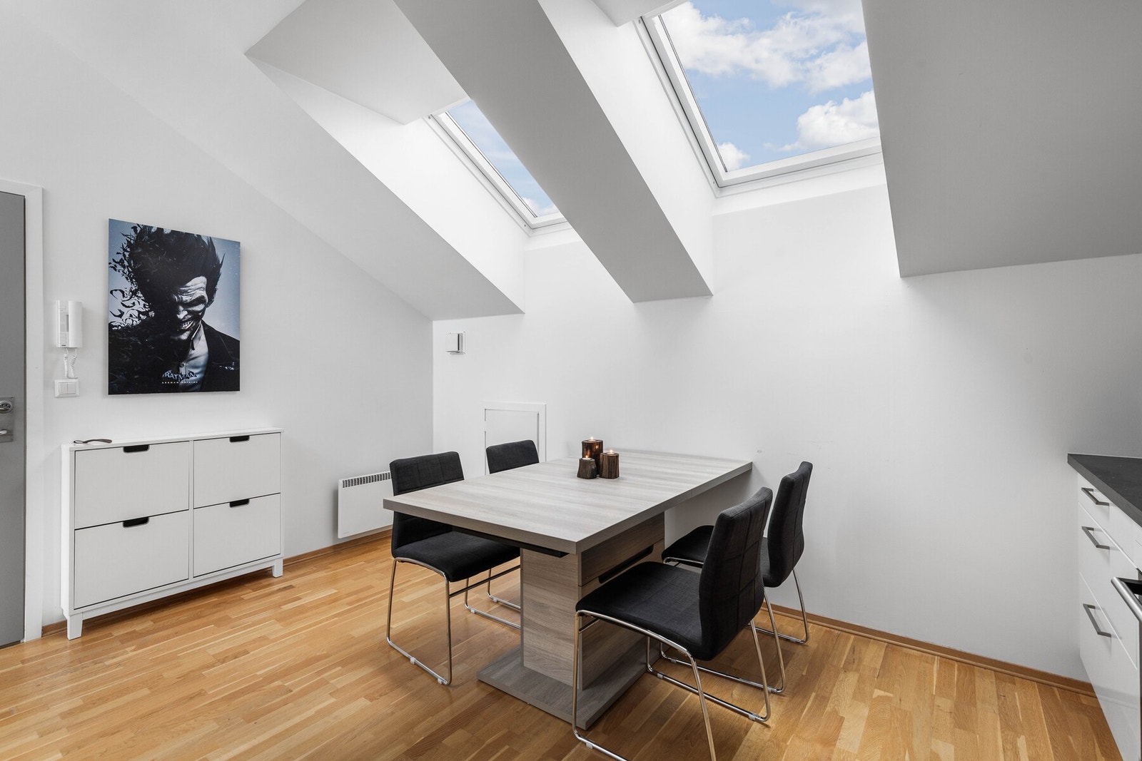 Kjøkkenet er utstyrt med integrert komfyr og platetopp, oppvaskmaskin samt frittstående kjøl-/fryseskap. Galleribilde