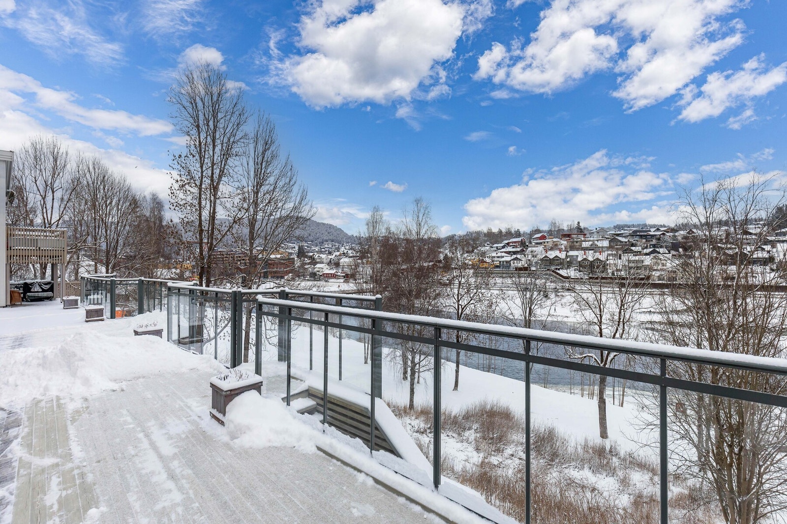 Koslig utsikt fra balkongen ned mot lågen. Galleribilde