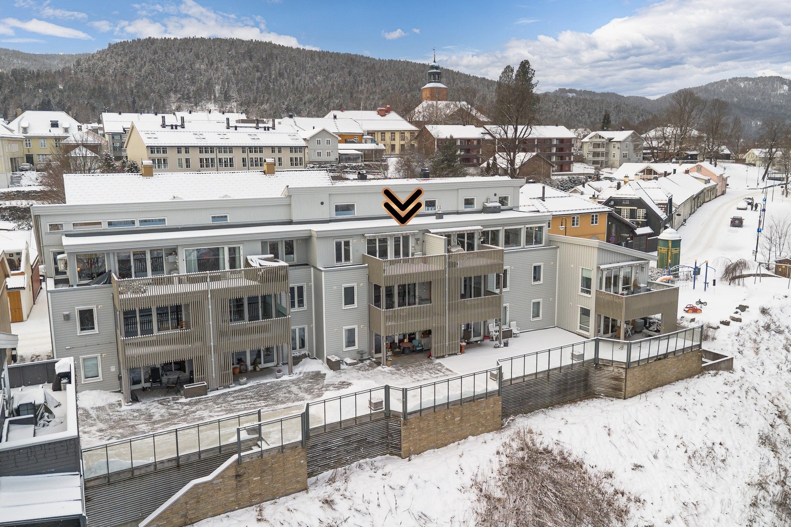 Leiligheten har en svært sentral beliggenhet på Vestsia, i det som opprinnelig var Kongsbergs gamle bysentrum fra gruvetiden. Galleribilde