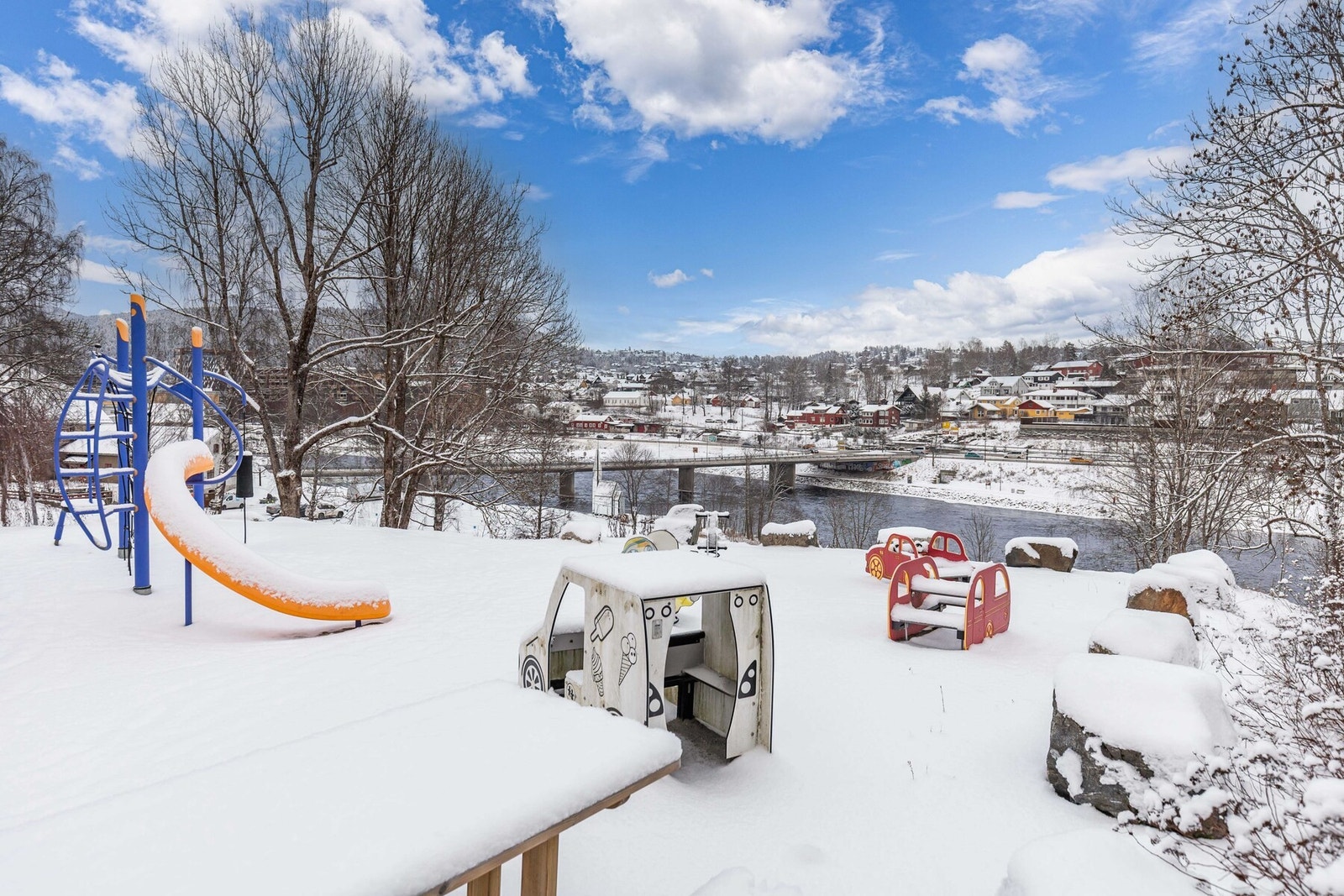 Det er en lekeplass i området, til barnas store glede. Galleribilde