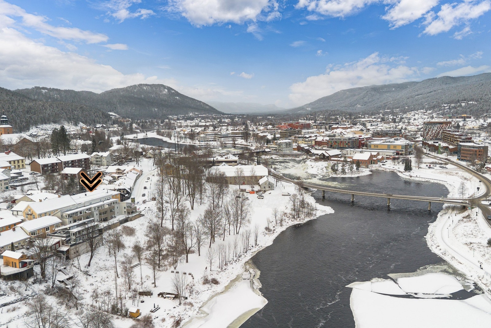 Eiendommen ligger i gangavstand til byens komplette servicetilbud, med Knutepunktet som et naturlig midtpunkt for kollektivtransport. Galleribilde