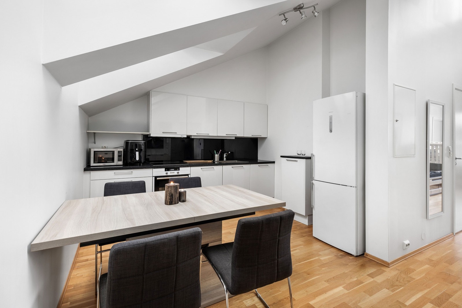 Kjøkkenet er levert av Sigdal og fremstår funksjonelt og velholdt med god skap- og benkeplass. Galleribilde