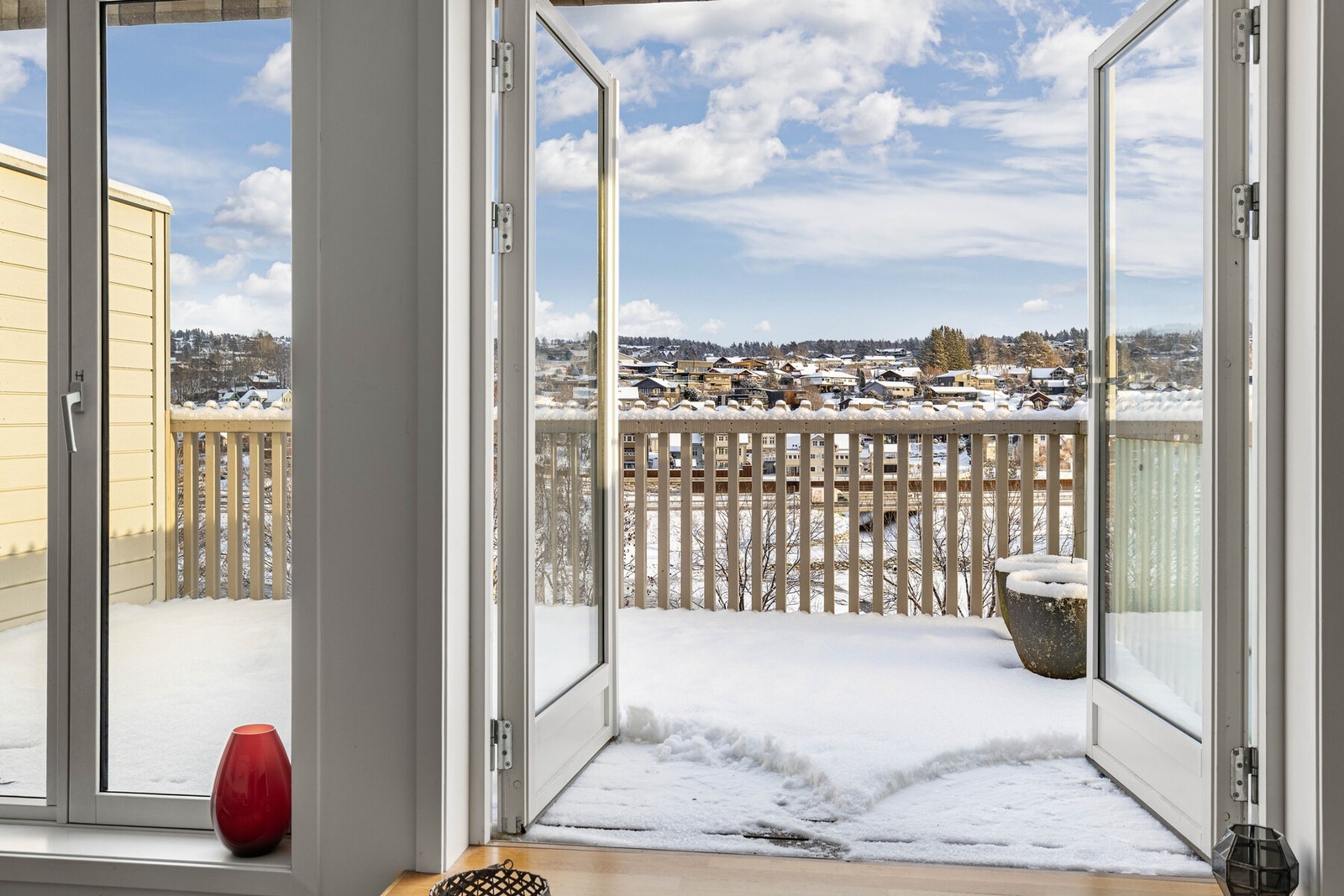 Balkongen gir gode muligheter for utemøbler, grill og beplantning, og fungerer som et naturlig supplement til stuen i sommerhalvåret. Galleribilde