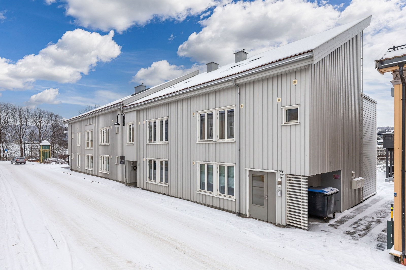 Området har nærhet til marka, skoler, barnehager og offentlig kommunikasjon, samt et rikt utvalg av fasiliteter og servicetilbud. Galleribilde