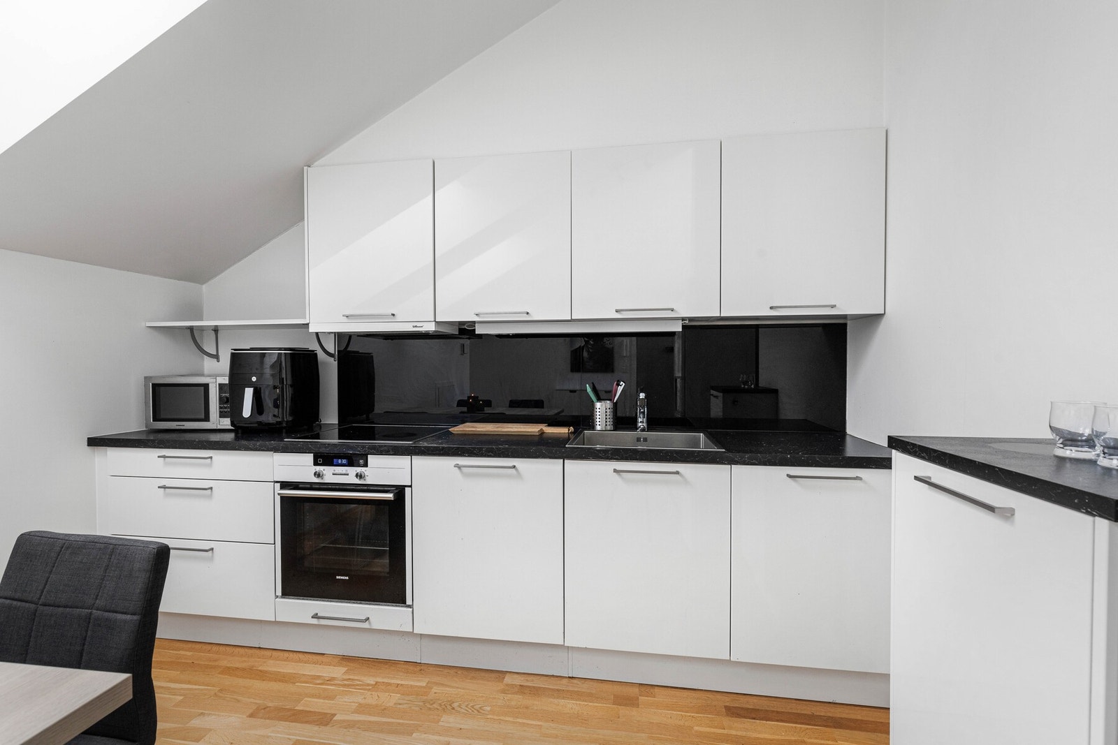 Innredningen har glatte fronter og praktisk laminert benkeplate med nedfelt vask. K Galleribilde