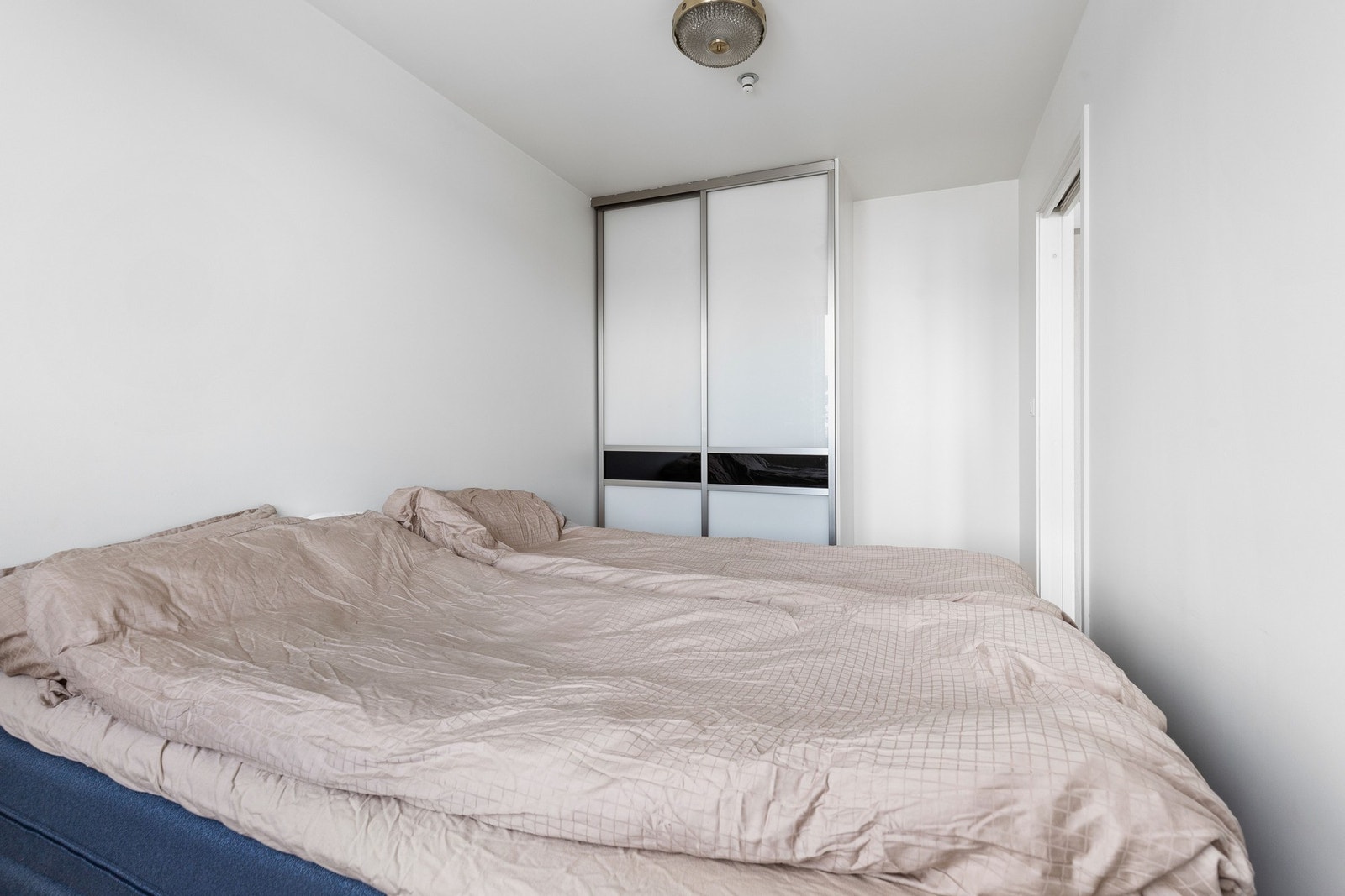 Soverommet er pent og rolig, med plass til dobbeltseng og garderobeskap. Galleribilde