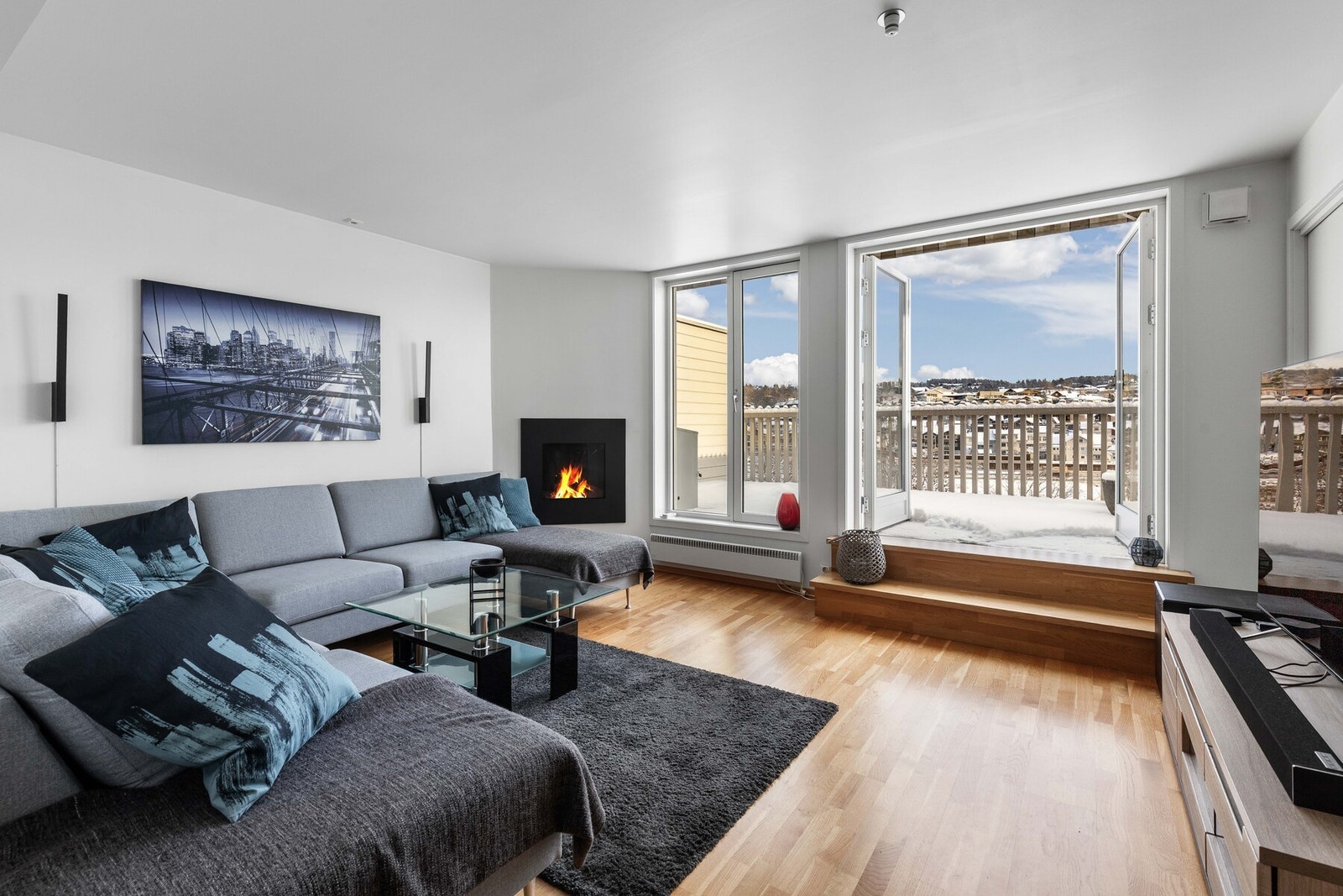 PrivatMegleren v/ Vetle Haug Kristensen har gleden av å presentere denne sentrale 2-roms leiligheten med gasspeis, balkong og garasjeplass. Galleribilde