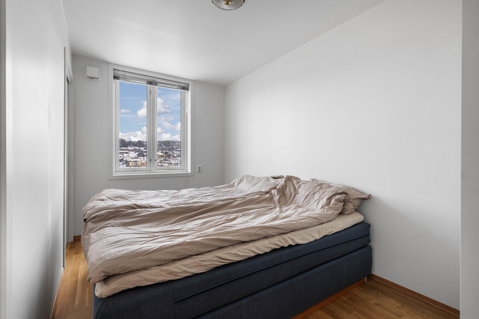 Rommet er adskilt fra oppholdsrommene og egner seg godt som en privat sone Galleribilde