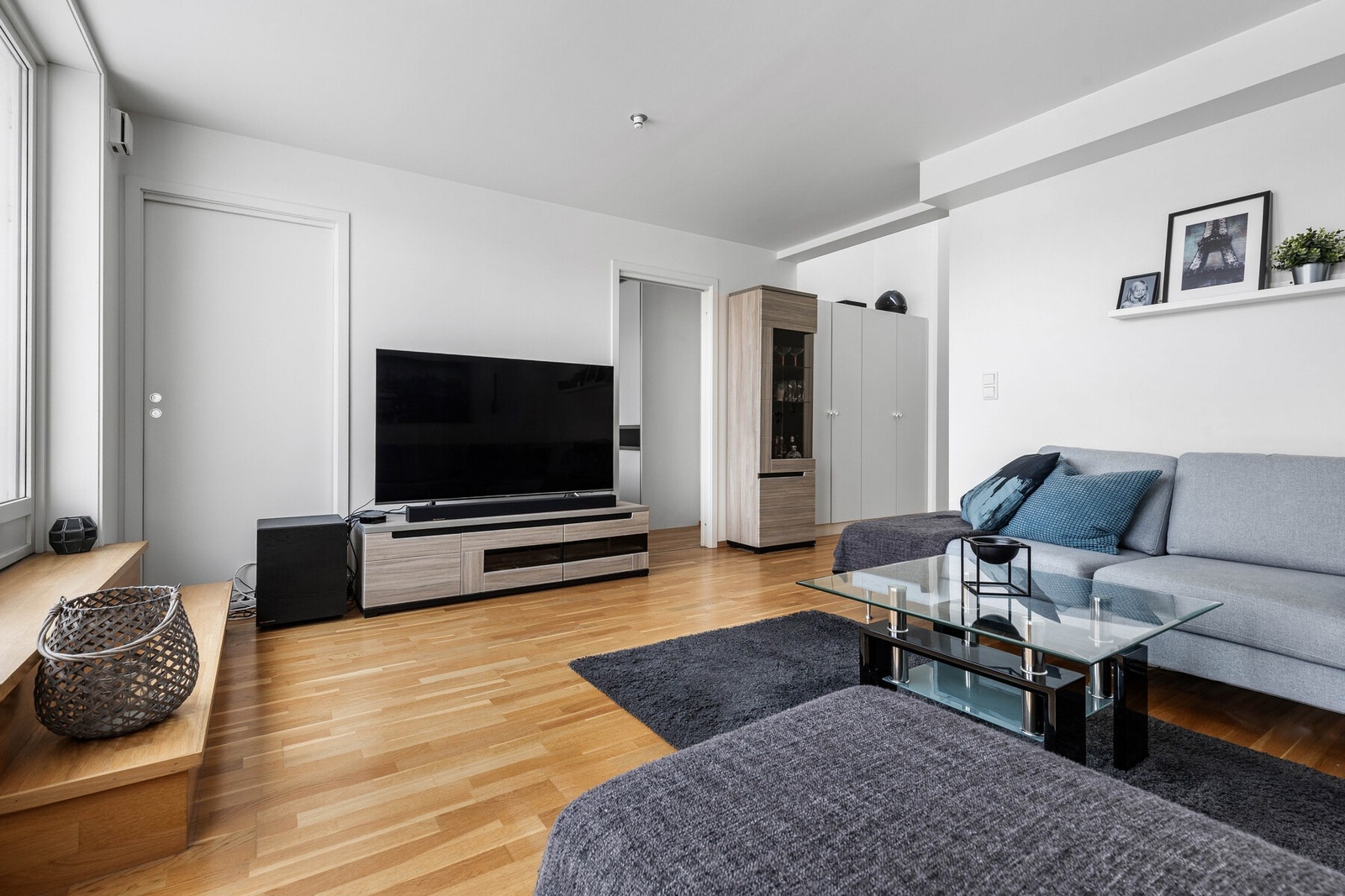 Lys og romslig stue med gode møbleringsmuligheter Galleribilde