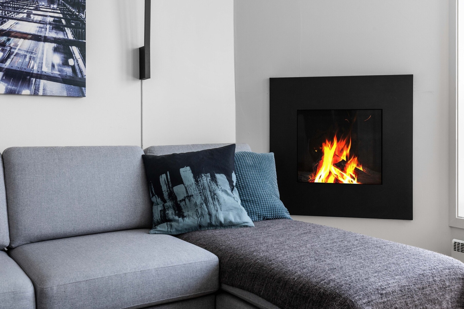 Gasspeisen fungerer som et naturlig midtpunkt i rommet og skaper en lun og behagelig atmosfære, samtidig som den gir effektiv oppvarming i den kjølige årstiden. Galleribilde