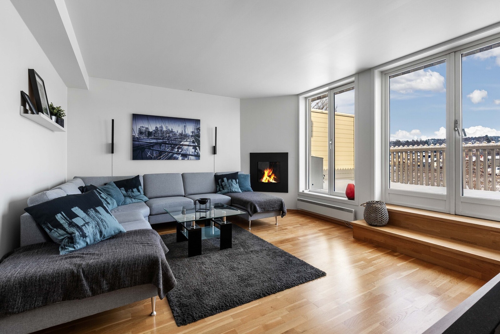 Stuen fremstår romslig og innbydende med gode vindusflater som gir rikelig med naturlig lys gjennom dagen. Galleribilde